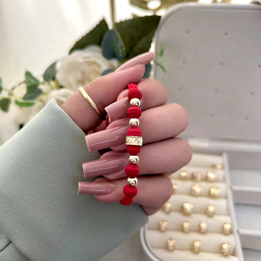 Pulsera Cuentas Rojas Tubo Dorado — foto 2