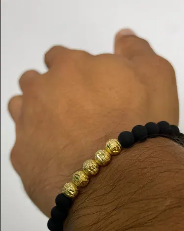 Pulsera Negra Mate Centro Dorado