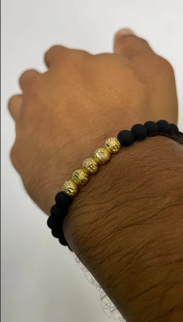 Pulsera Negra Mate Centro Dorado