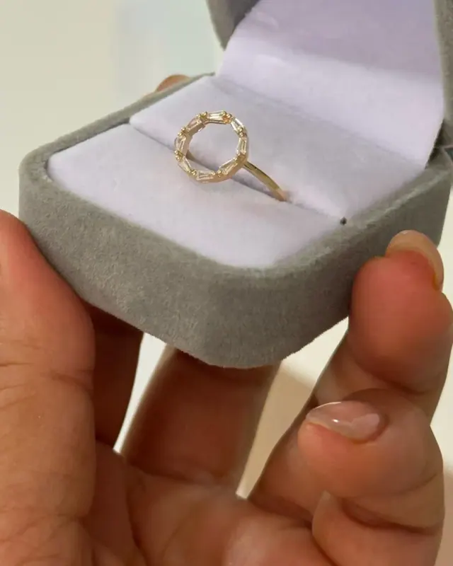 Anillo Ajustable con Aro Hueco y 8 Circones