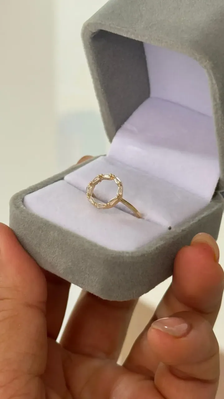 Anillo Ajustable con Aro Hueco y 8 Circones