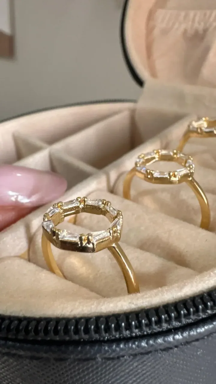Anillo Ajustable con Aro Hueco y 8 Circones — foto 2