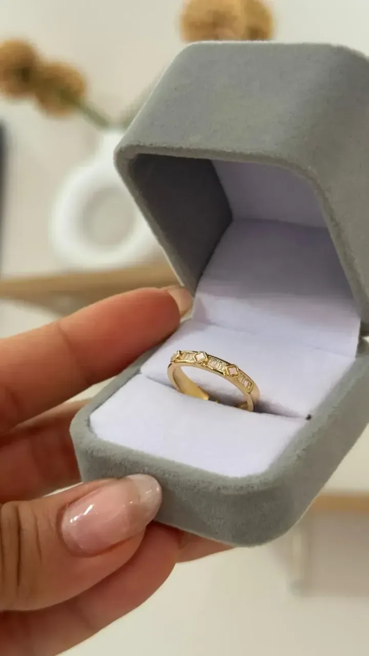 Anillo Baguette y Tréboles Beige