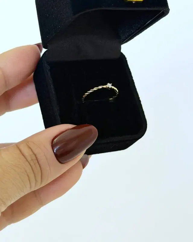 Anillo Cordón Torcido con Circón Ajustable