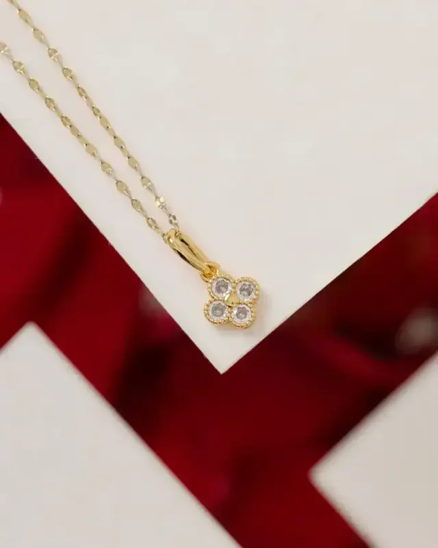 Dije Clover Motif